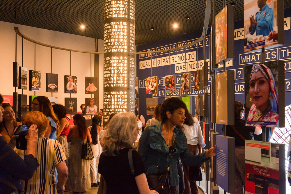 Foto de pessoas durante uma visita agendada ao museu.