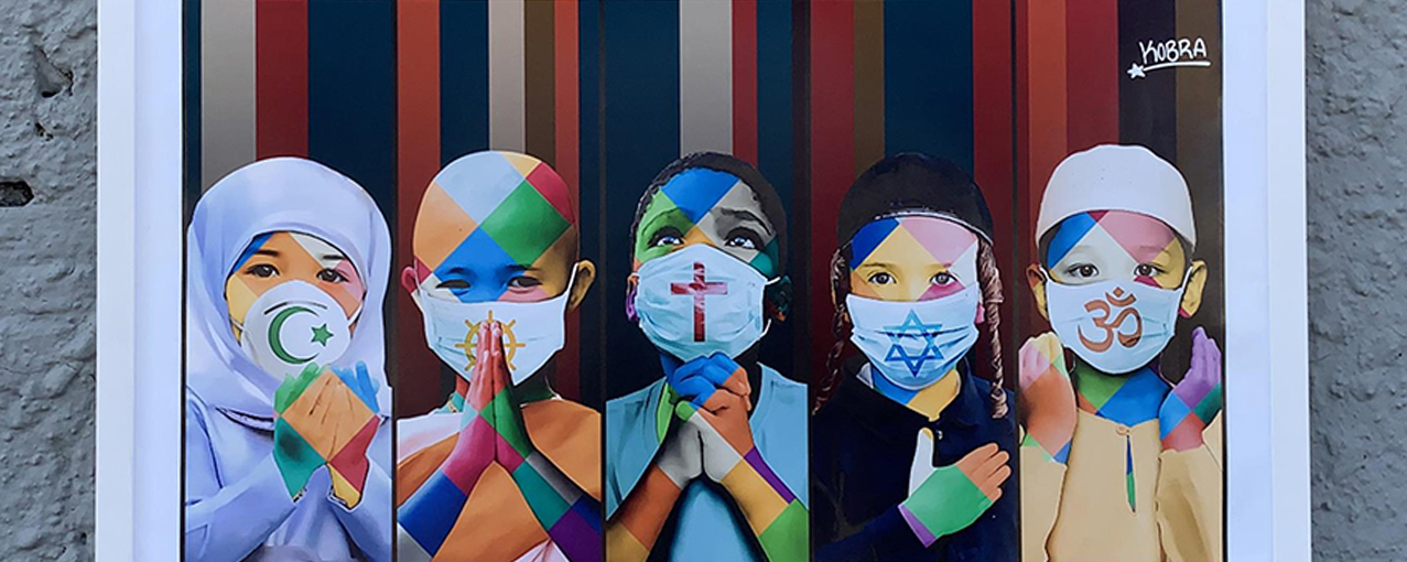 Obra do artista Eduardo Kobra, que ilustra crianças de diferentes nacionalidades e religiões, com máscaras simbolizando essas referências